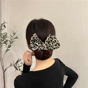 Leopard bow coiling device